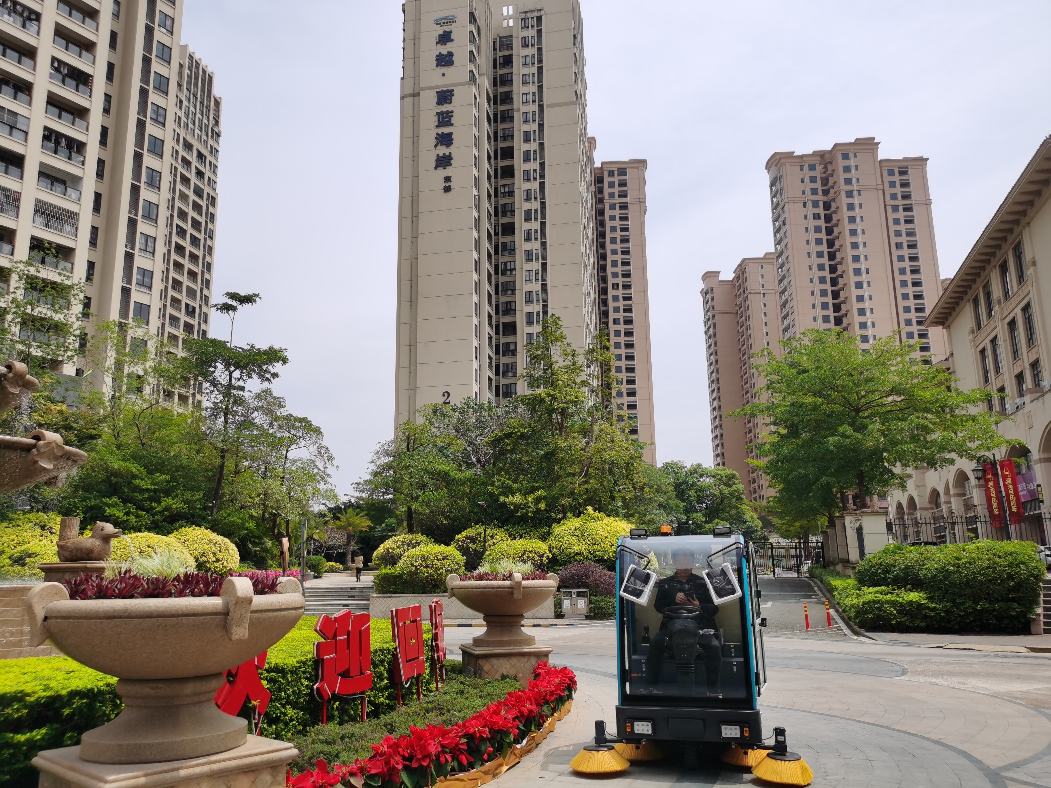 潔臣士掃地車：以機械作業(yè)替代人工，實現(xiàn)高效率清潔